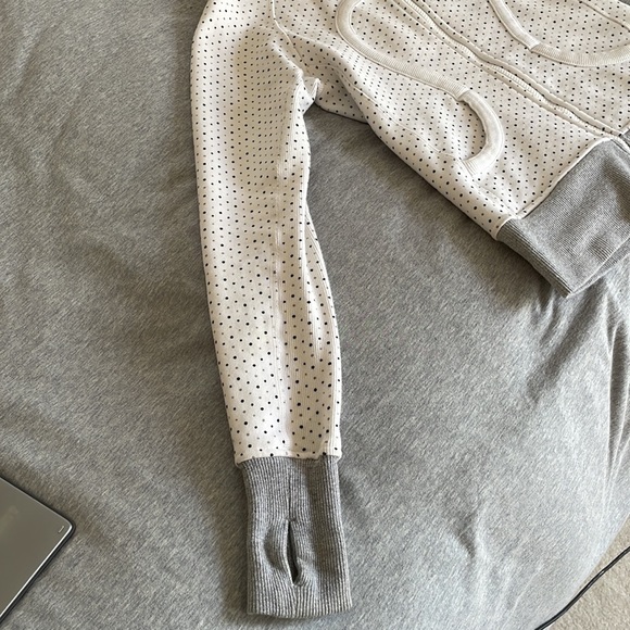 Lululemon Scuba Hoodie - Picture 3 of 10